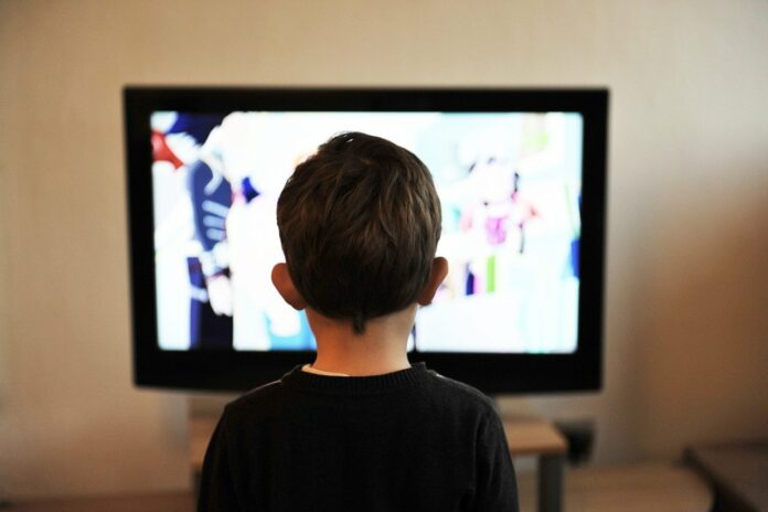 Enfant devant les écrans : baisse des résultats scolaires