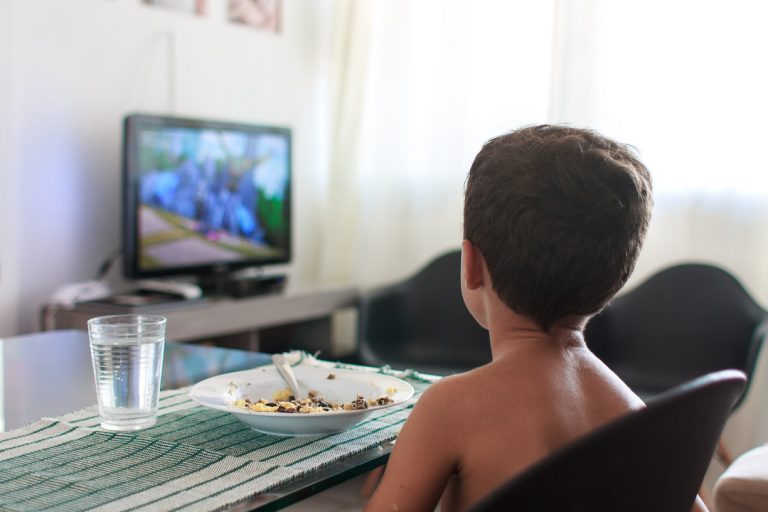 Publicité pour la malbouffe à la tv : les enfants trop exposés
