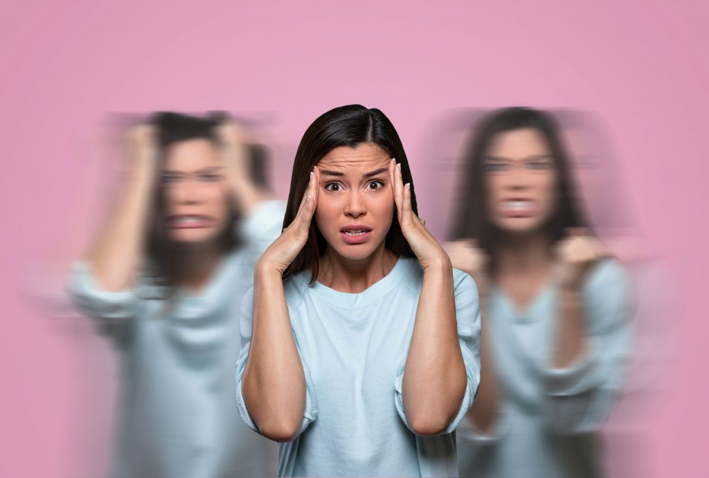 Trouble Bipolaire : femme avec fond rose