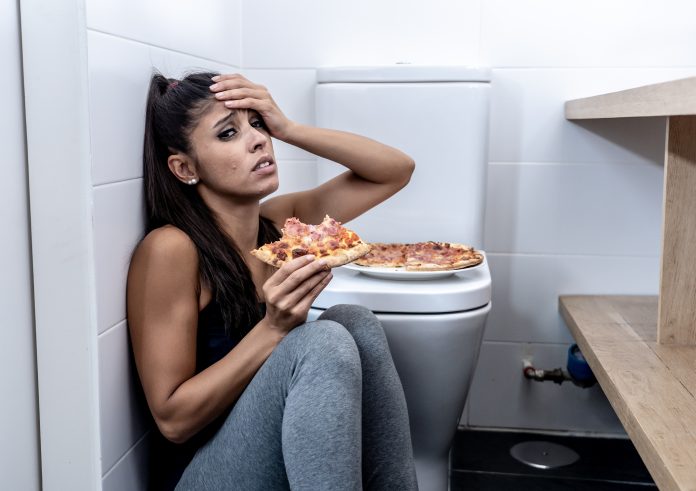 troubles comportement alimentaire : jeune femme boulimique et triste se sentant coupable