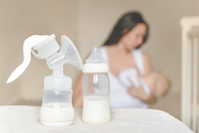 Allaitement : Maman bébé tire lait