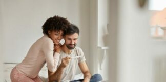 période fertile femme : Couples devant test grossesse