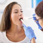 Angine : Femme chez le medecin