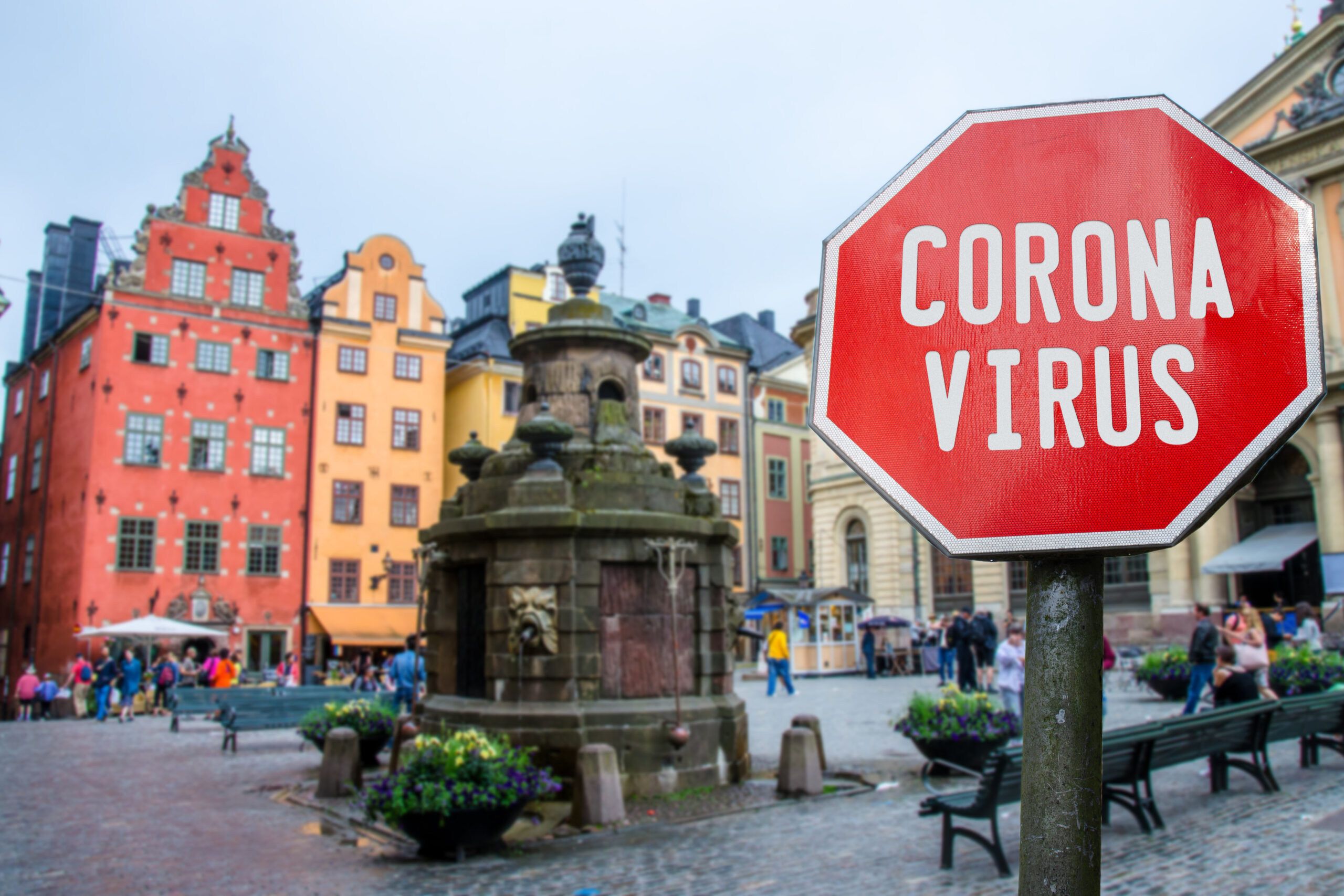 Panneau d'arrêt du virus Corona avec vue sur la vieille ville historique de Stockholm, Suède. Avertissement sur la quarantaine épidémique. Pandémie de maladie à coronavirus. Signe d'alerte COVID-2019