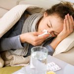 Grippe : femme qui se mouche