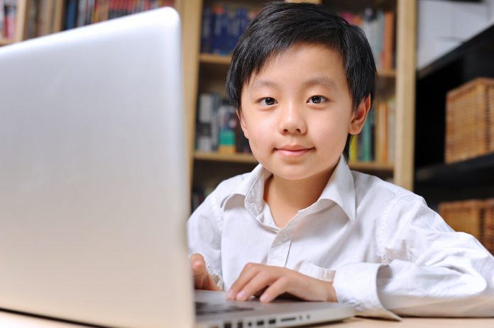Confinement et écrans : Trois fois plus de myopie chez l’enfant de 6 ans