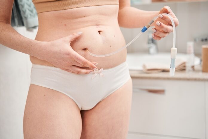 Polykystose Rénale : Femme ajustant son tube pour le glucomètre