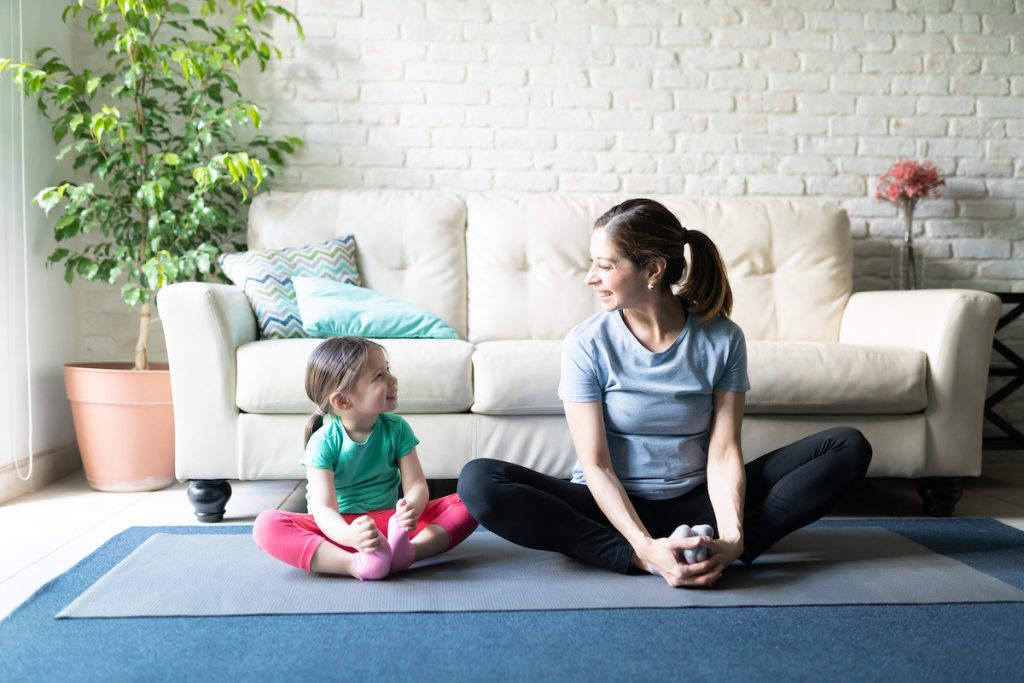 Yoga : une séance à la maison avec ses enfants pour déstresser