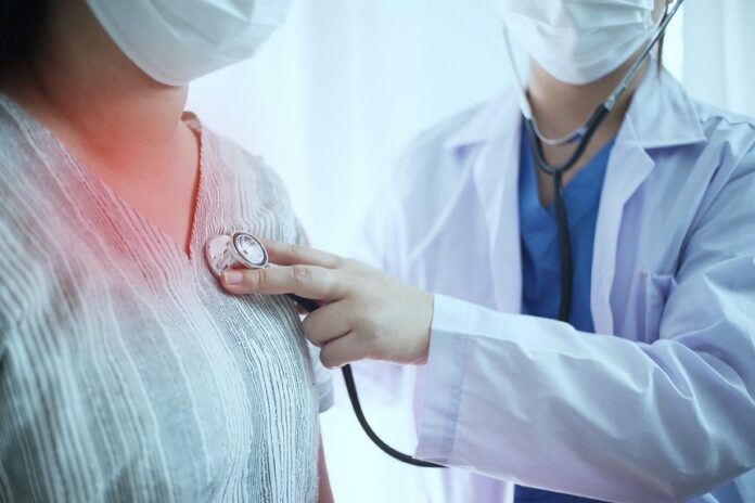 angine virale : un docteur avec son patient