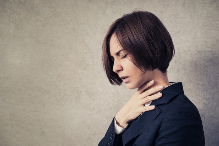 dysphonie : femme mal aux cordes vocales