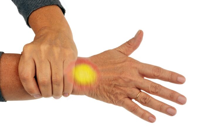 tendinopathie : poignet personne agée