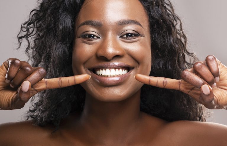 Cinq astuces pour garder les dents blanches naturellement