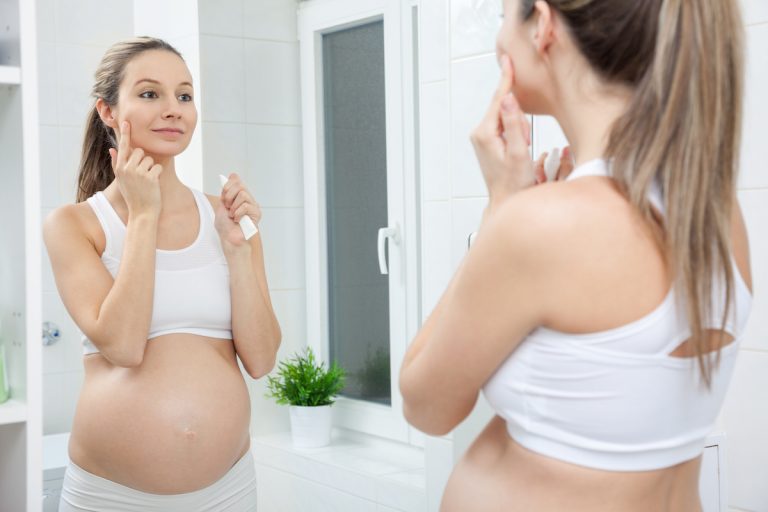 Grossesse : tous les cosmétiques sont-ils bons quand on est enceinte ?