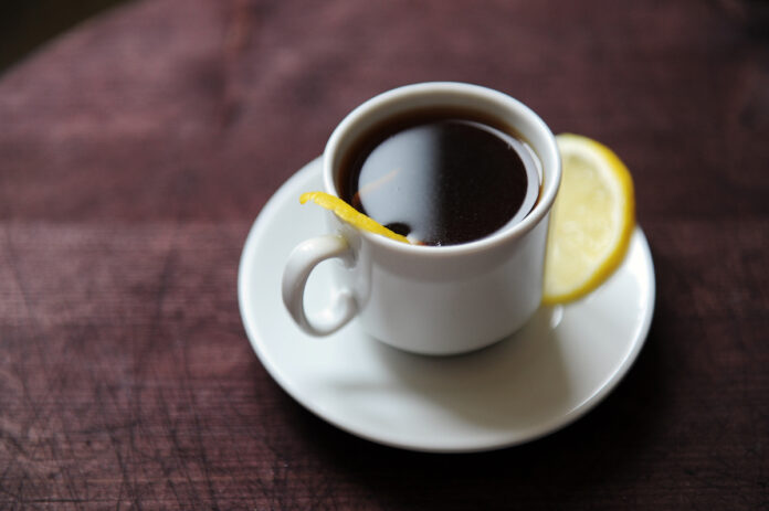 Peut-on perdre du poids en mélangeant du café et du citron ?