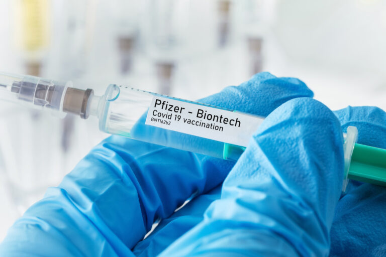 Variant Omicron : le vaccin Pfizer/BioNTech adapté «en mars»