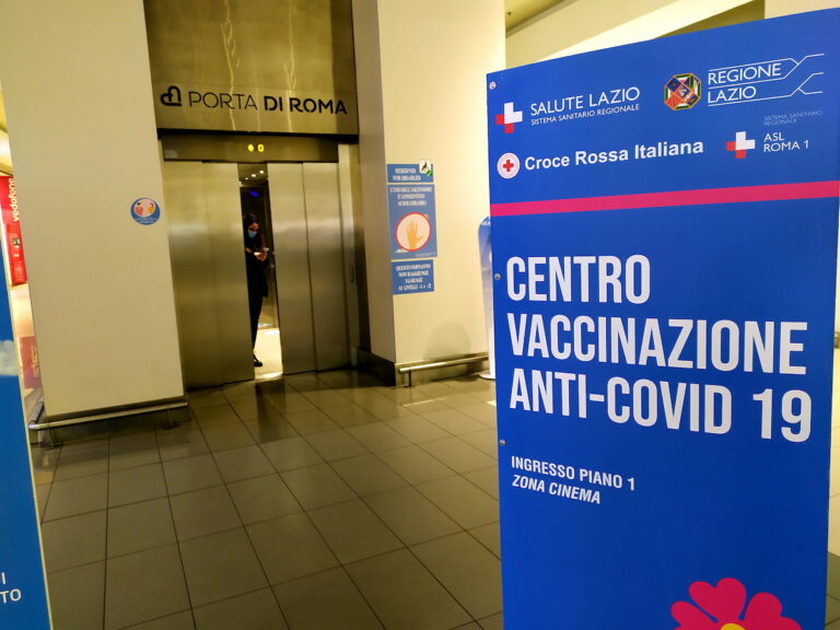 Covid-19 : obligation vaccinale pour les plus de 50 ans en Italie