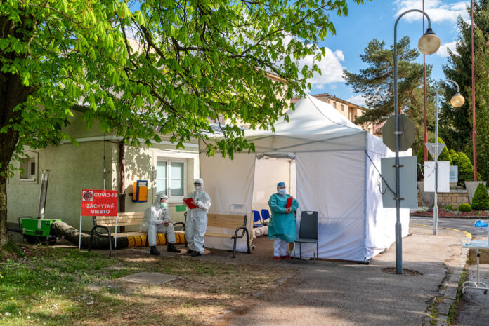 Hôpital : tentes à l’extérieur pour trier les patients aux urgences