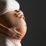 Un ventre arrondi de grossesse