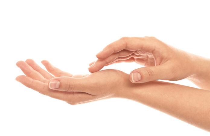 Cholestérol : connaissez-vous ce premier signe au niveau des mains ?