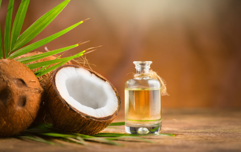 L’huile de coco : l’indispensable en cuisine et dans la salle de bain