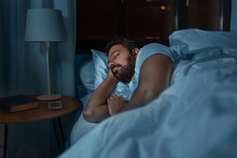 Cruralgie : quelle position pour dormir ?