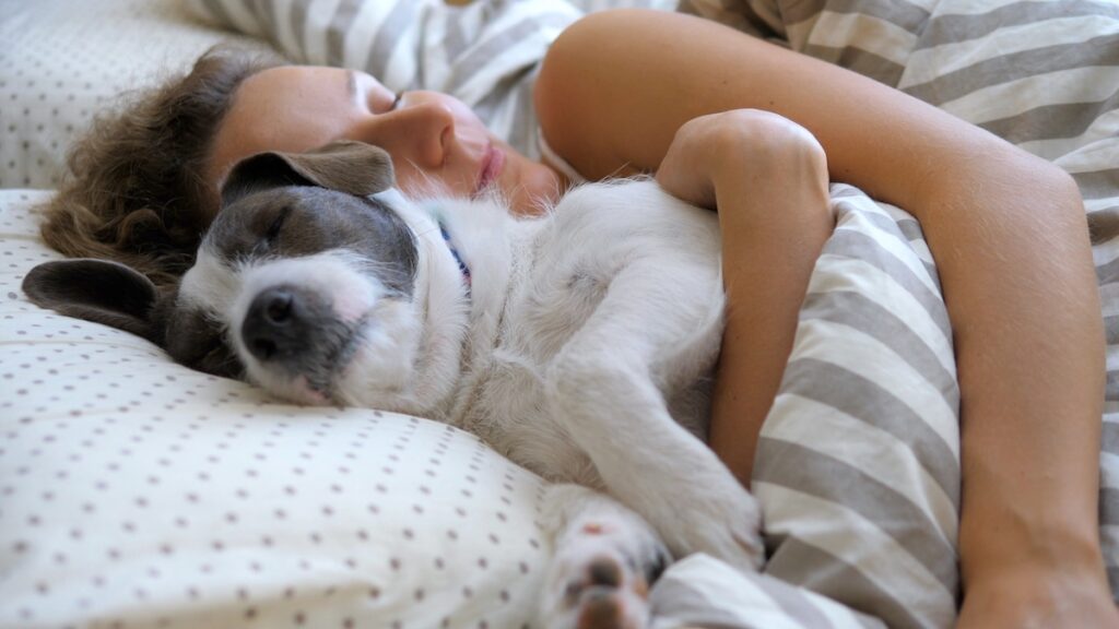 Femme dormant avec son chien