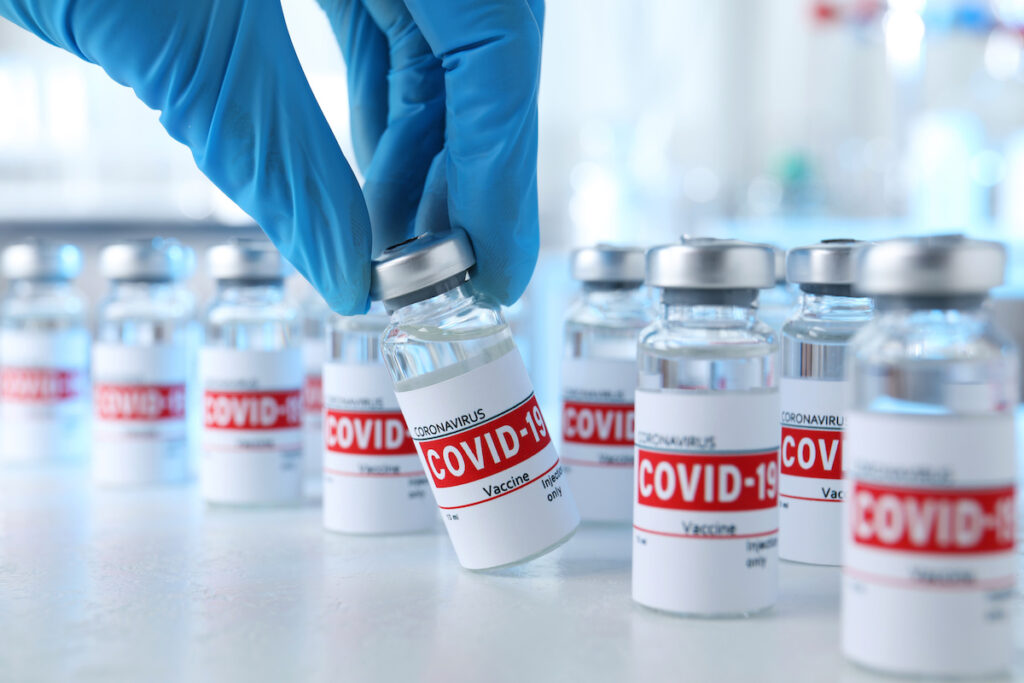 Fake news : Les vaccins anti-Covid sont-ils à l'origine «d'arrêts cardiaques inexpliqués» ?