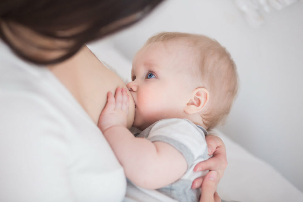Bébé : l’allaitement prolongé protège des caries