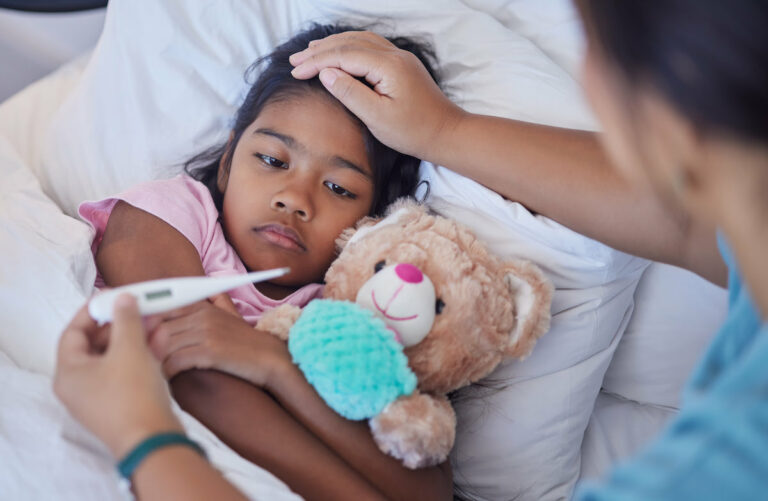 Fièvre : un parent sur trois donne un médicament inutile à l’enfant
