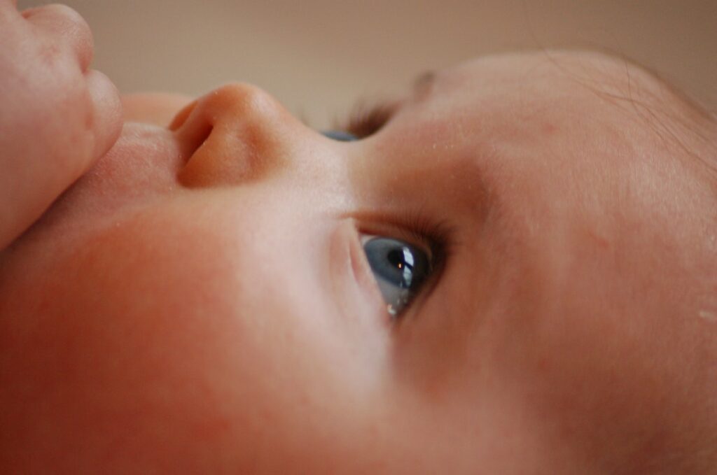 Collyres pour les yeux : effets indésirables chez les bébés
