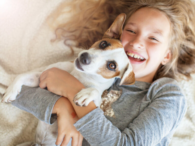 Les enfants vivant avec un animal domestique auraient moins de risques de développer des allergies alimentaires.