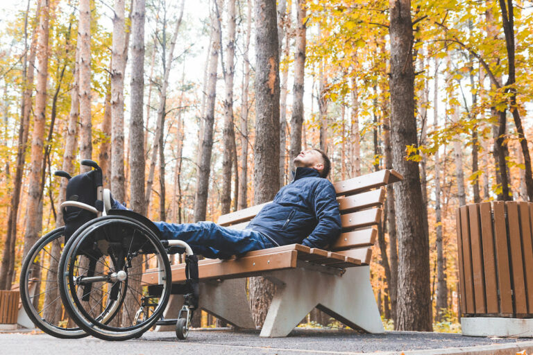 Innovation : un homme paraplégique remarche 12 ans après