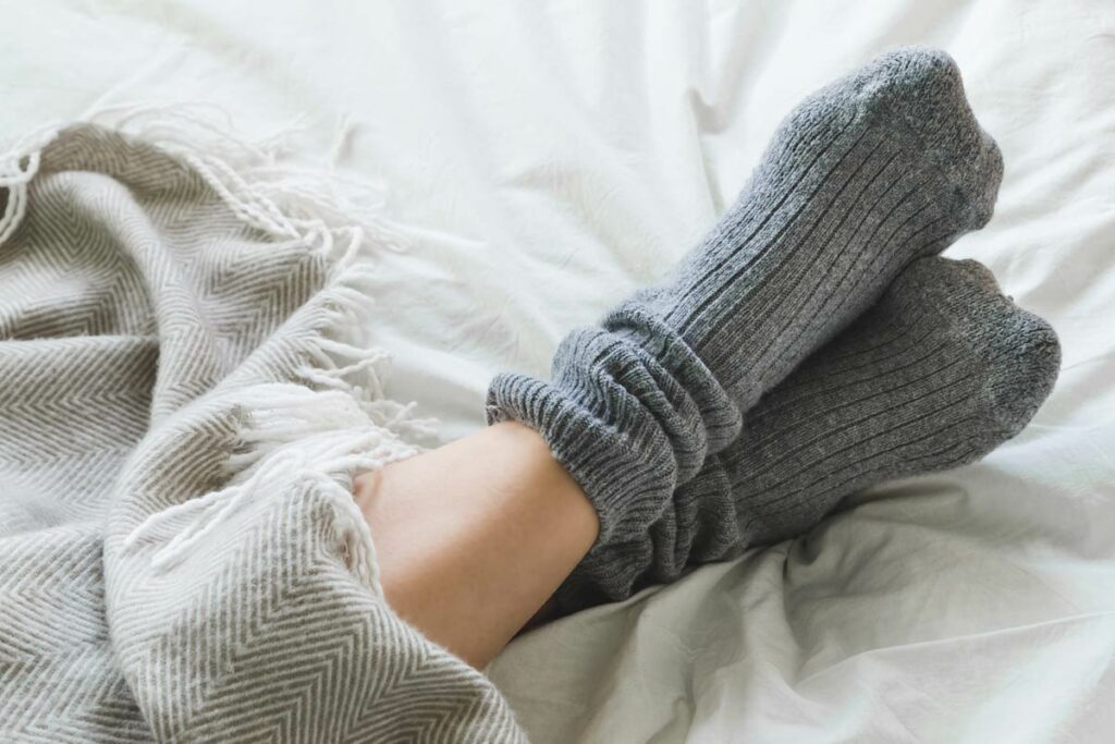 Dormir avec des chaussettes est dangereux, selon la science.