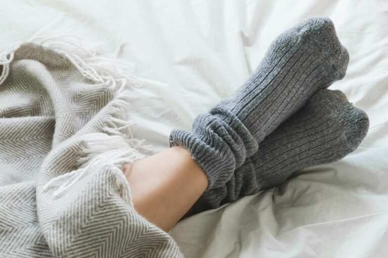 La scienza dice che dormire con i calzini fa male alla salute