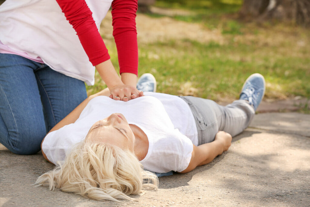 Crise cardiaque : les femmes sont moins susceptibles de recevoir un massage cardiaque