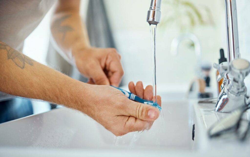 faut-il mouiller sa brosse à dents