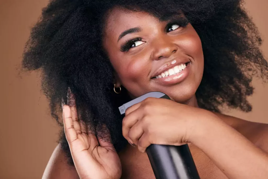 Cheveux : les produits lissants bientôt interdits ?