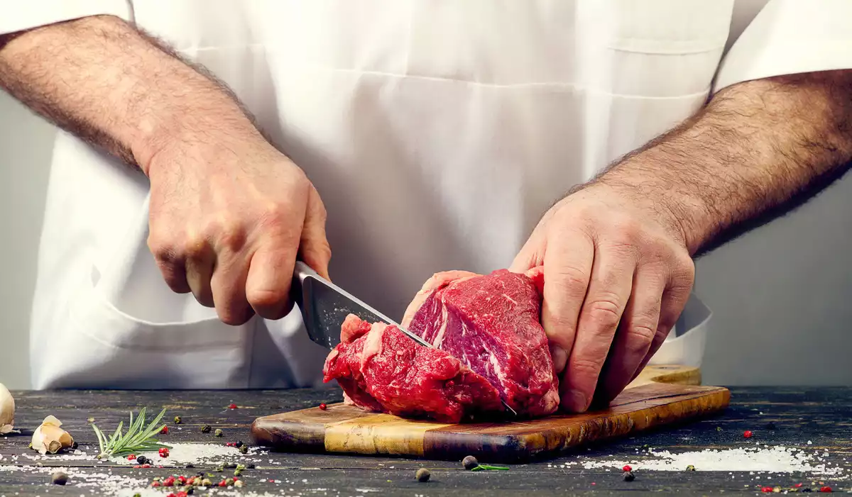 Mangiare carne rossa due volte a settimana aumenta il rischio di sviluppare questa malattia