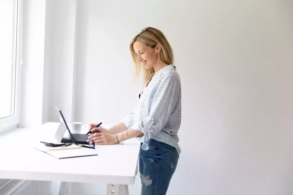 Vous avez un travail de bureau ? Travailler debout est bon pour votre santé