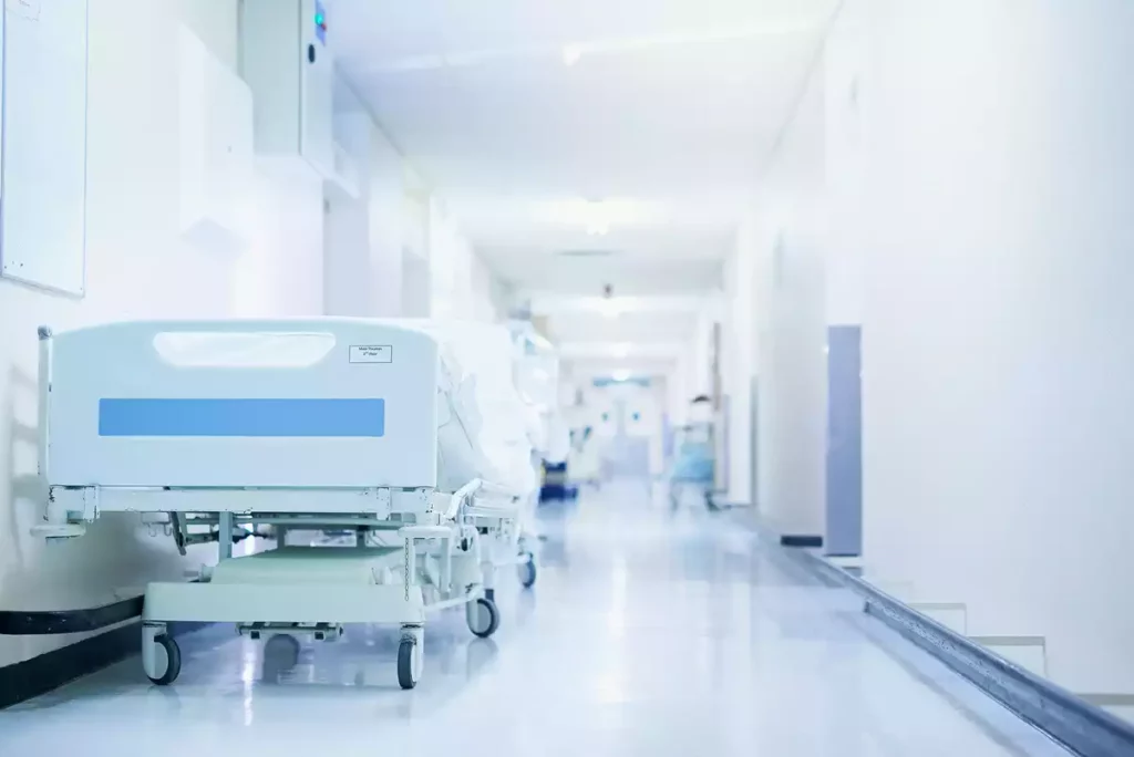 Urgences: une nuit passée sur un brancard augmente le risque de mortalité de 40% selon une étude