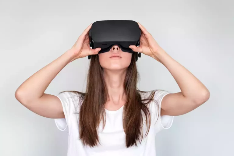 Dépression : le casque de réalité virtuelle aussi efficace que des activités dans «la vraie vie»