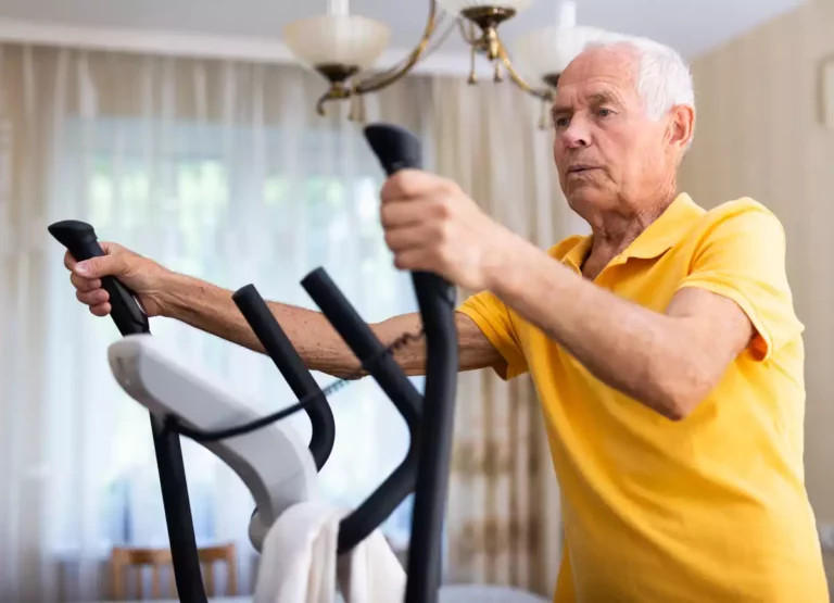 Seniors : passer moins de temps assis pour améliorer sa tension