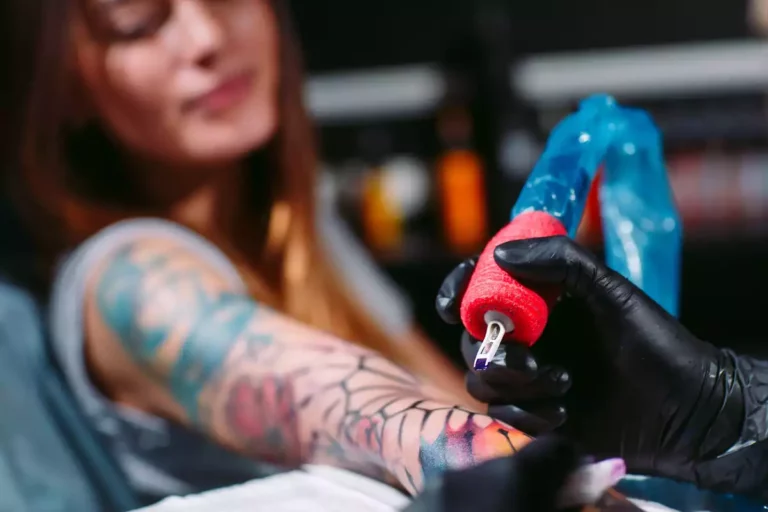 Envie d’un tatouage ? Des encres de couleur ne sont «pas conformes» et «dangereuses»