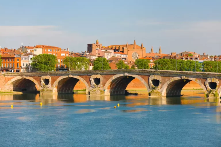 Toulouse : pourquoi les fontaines sont toutes rouges ?