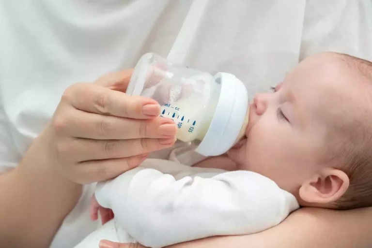 Biberon ou allaitement : comment les bébés français sont-ils nourris les premières semaines?