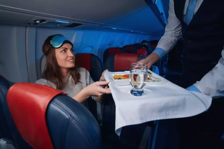 Vous voyagez bientôt en avion ? Voici la boisson à éviter pour un vol sans encombre