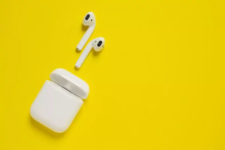 Audition : les AirPods transformés en aide auditive