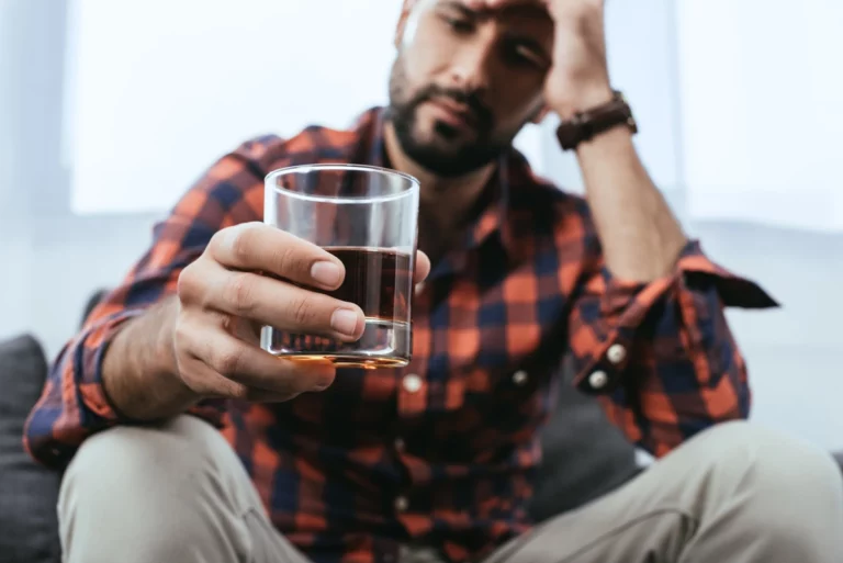 Ce symptôme ﻿étrange ressenti lors de votre consommation d'alcool pourrait être un indicateur de cancer