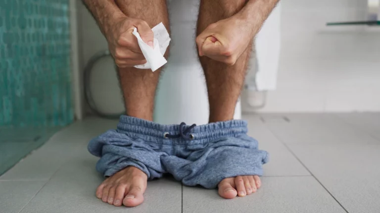 homme constipé toilette