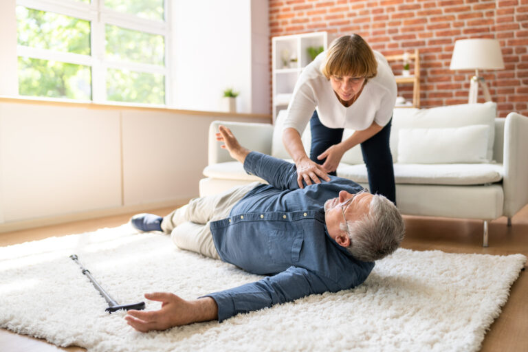 Chutes chez les seniors : un lien alarmant avec le risque de démence